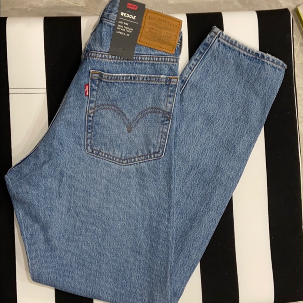 Levi’s Wedgie Icon Fit in Authentically Yours - Picture 7 of 11